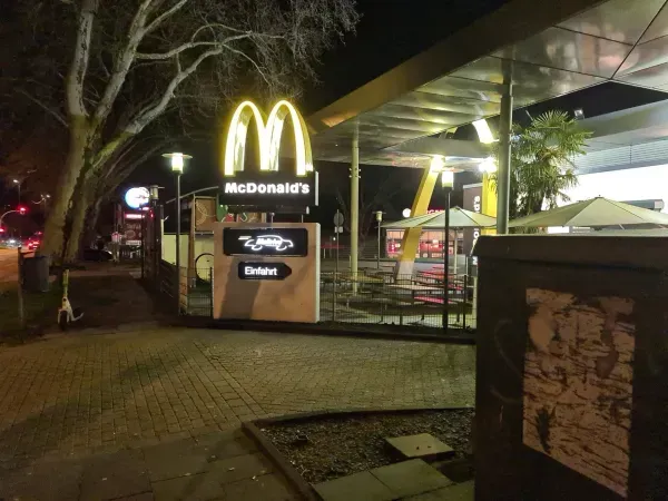 McDonald’s Filiale in Duisburg-Hamborn bei Nacht mit beleuchtetem Eingang