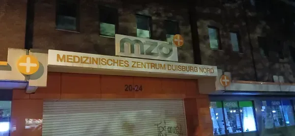 Eingang des Medizinischen Zentrums Duisburg Nord bei Nacht