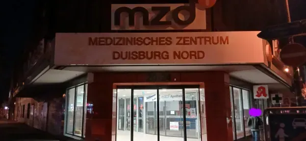 Medizinisches Zentrum Duisburg Nord in Hamborn bei Nacht.