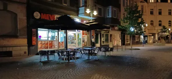 Außenbereich von Melana Döner an der Rathausstraße in Hamborn bei Nacht.
