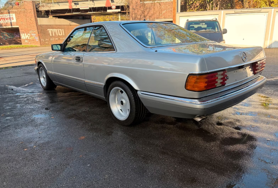 mercedes-benz-420-sec-126-baujahr-1986-silber-heck-fahrerseite-120121