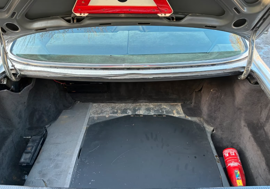 mercedes-benz-420-sec-126-baujahr-1986-silber-kofferraum-warndreieck-offen-120133