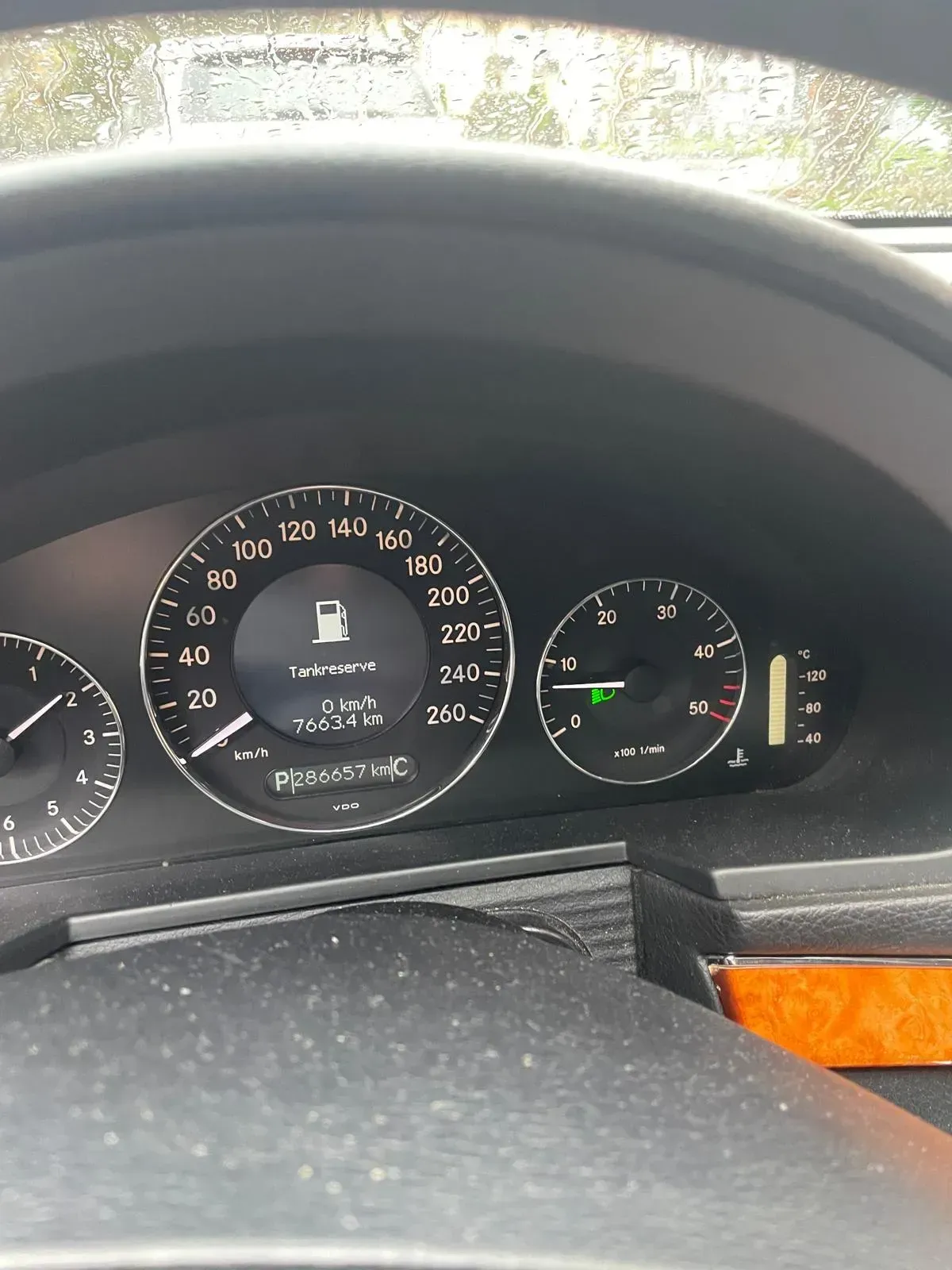 Tacho und Instrumentenanzeige eines Mercedes-Benz E 280 CDI T-Modell Baujahr 2008.