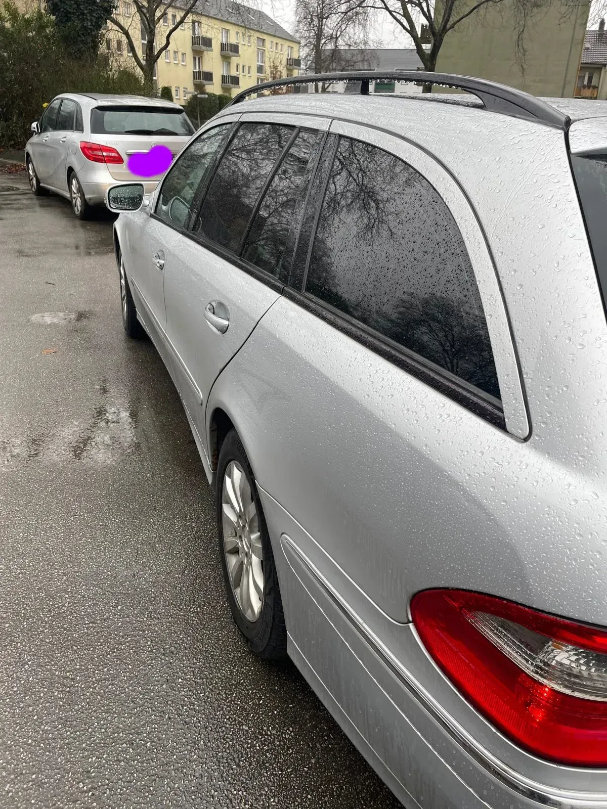 Mercedes-Benz E 280 CDI T-Modell Baujahr 2008 in Silber, Ansicht von der Fahrerseite hinten.