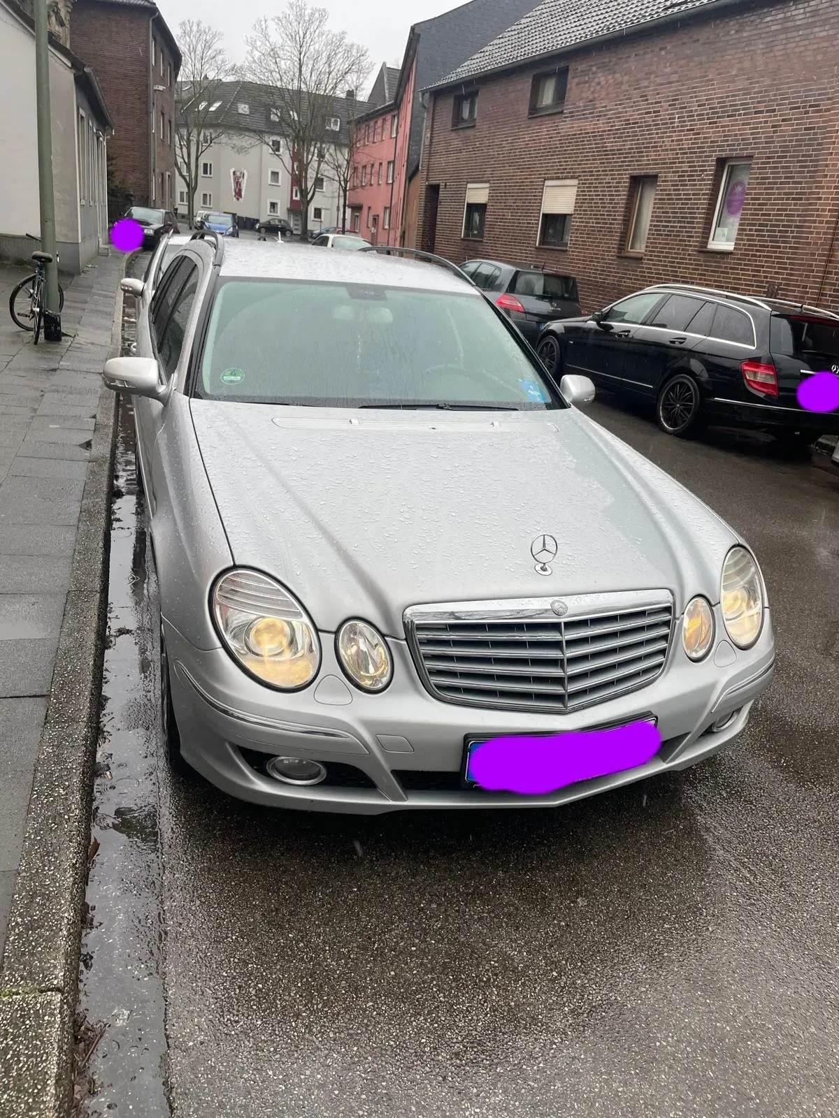 Mercedes-Benz E 280 CDI T-Modell Baujahr 2008 in Silber, Frontansicht.