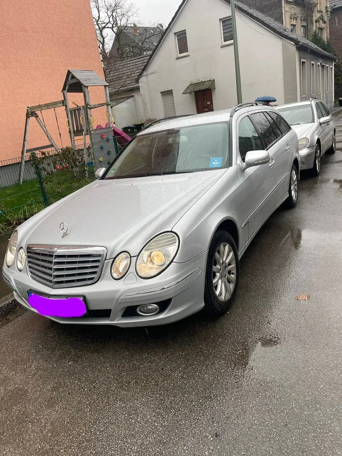 Mercedes-Benz E 280 CDI T-Modell Baujahr 2008 in Silber, Ansicht von der Fahrerseite vorne.