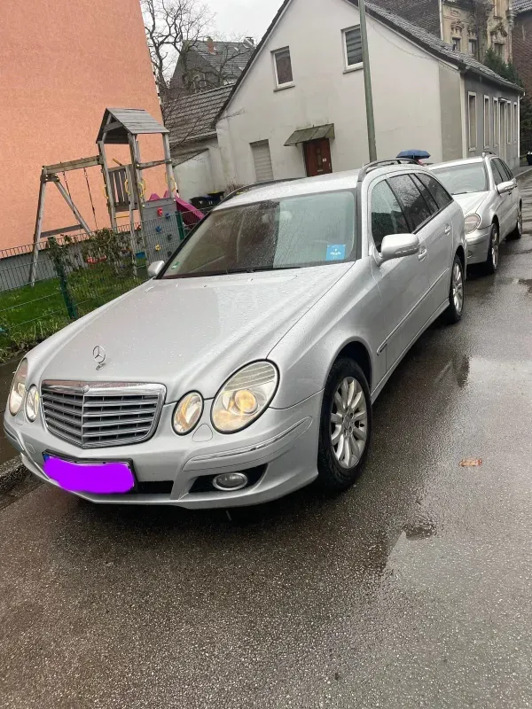 Mercedes-Benz E 280 CDI T-Modell Baujahr 2008 in Silber, Ansicht von der Fahrerseite vorne.