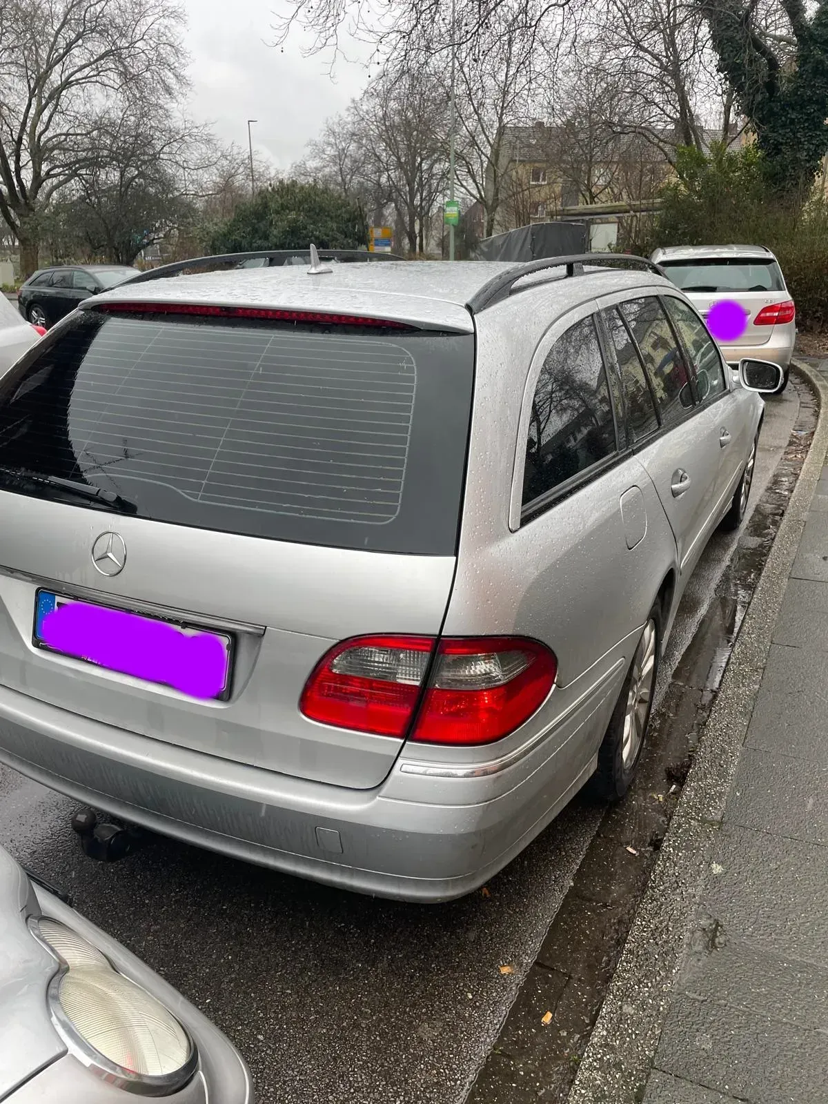 Mercedes-Benz E 280 CDI T-Modell Baujahr 2008 in Silber, Heckansicht von der Beifahrerseite.