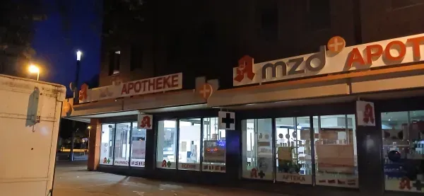 MZD Apotheke am Hamborner Marktplatz bei Nacht.