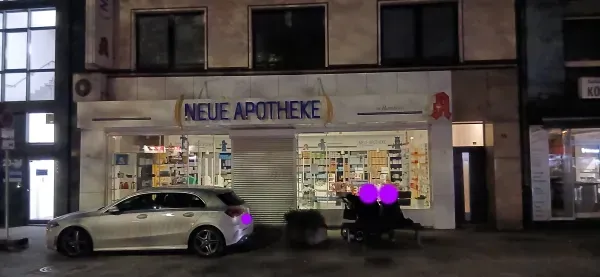 Die Neue Apotheke in Duisburg-Hamborn bei Nacht.