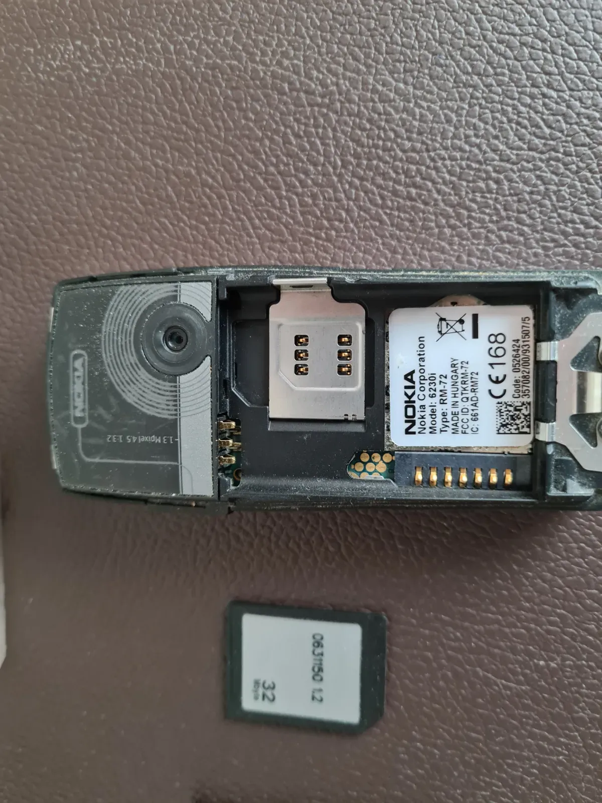 Handy Nokia 6230i mit Speicherkarte auf dem Tisch