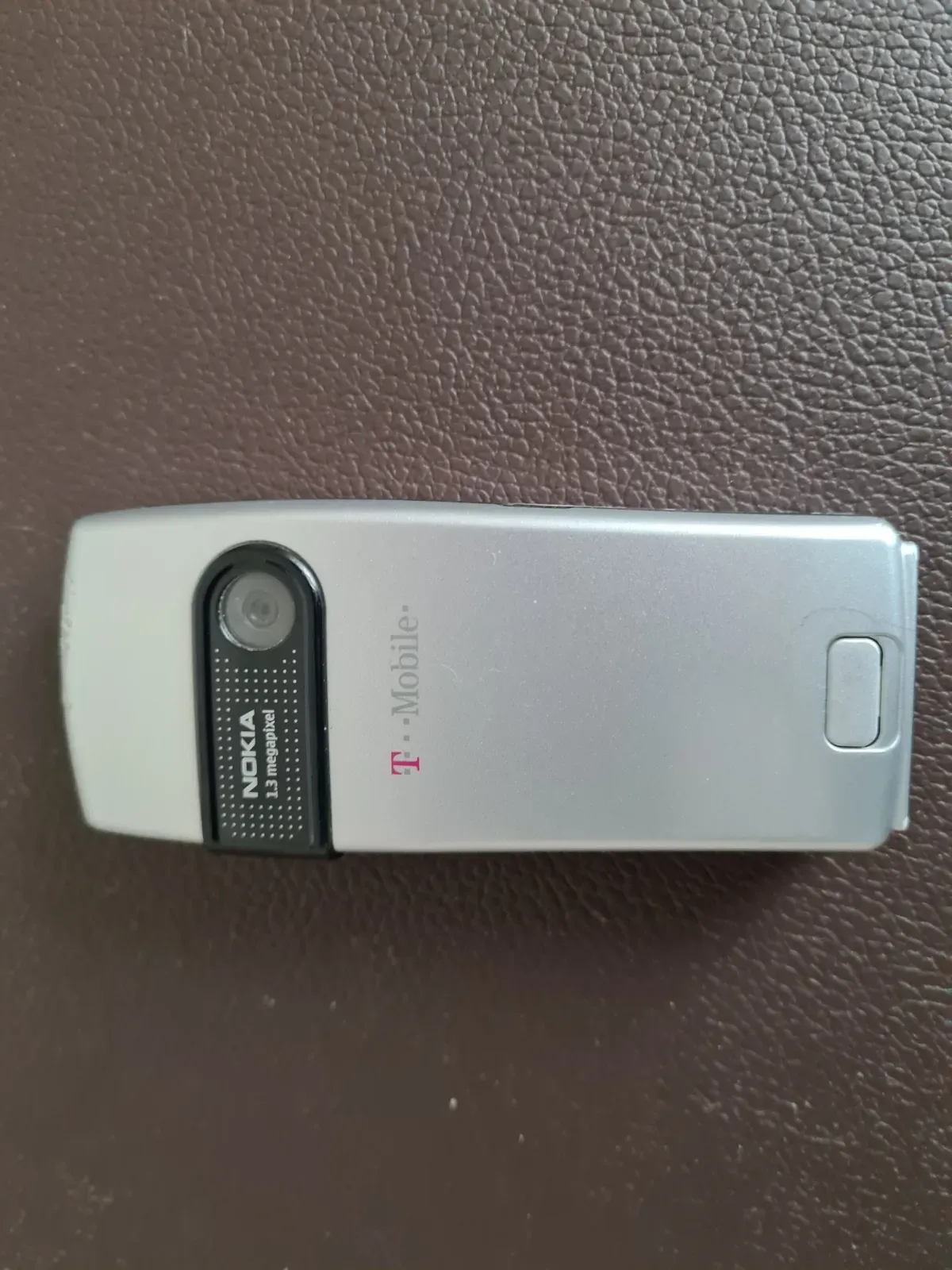 Handy Nokia 6230i liegt auf Tisch man kann Rückseite sehen vom Handy