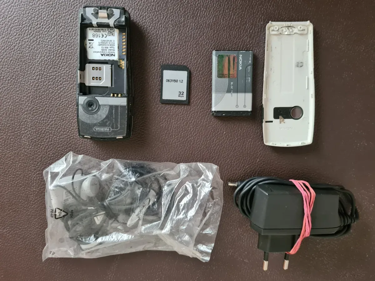 Handy Nokia 6230i mir Zubehör in Teilen auf dem Tisch