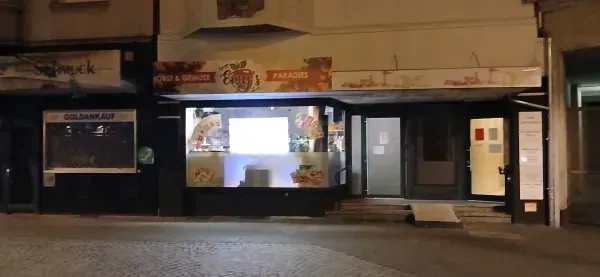 Beleuchteter Obst- und Gemüseladen an der Rathausstraße in Hamborn bei Nacht.