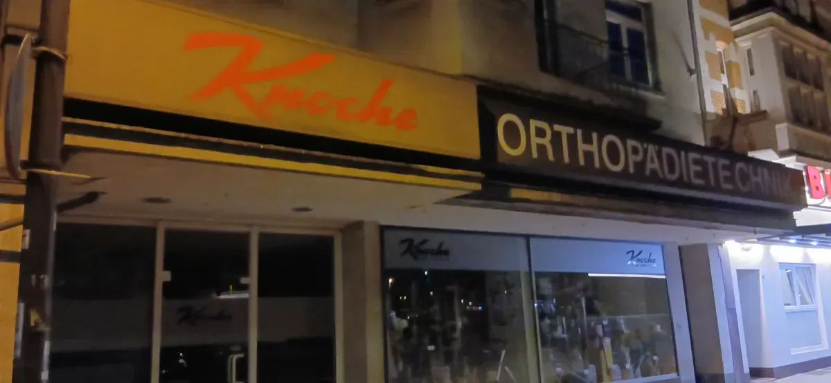 Orthopädietechnik Kroche am Hamborner Marktplatz bei Nacht.