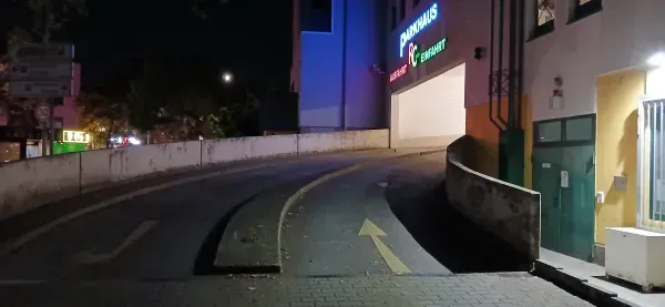 Beleuchtete Einfahrt eines Parkhauses in Duisburg-Hamborn bei Nacht.