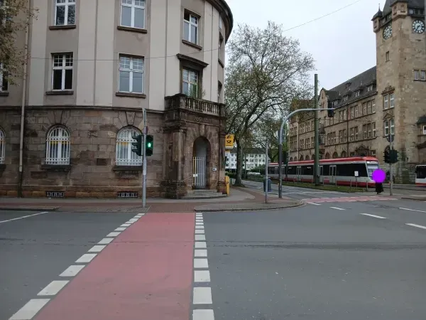 Postamt und Rathaus in Duisburg-Hamborn mit Straßenbahn im Hintergrund