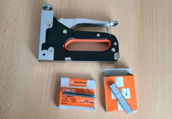 Handtacker aus Metall mit passenden Heftklammern und Ersatzpackungen