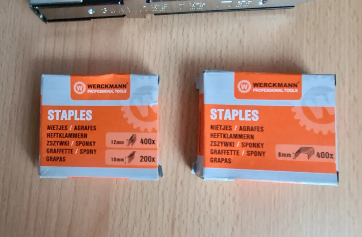 Zwei Pakete Hefttacker und Hanndtacker