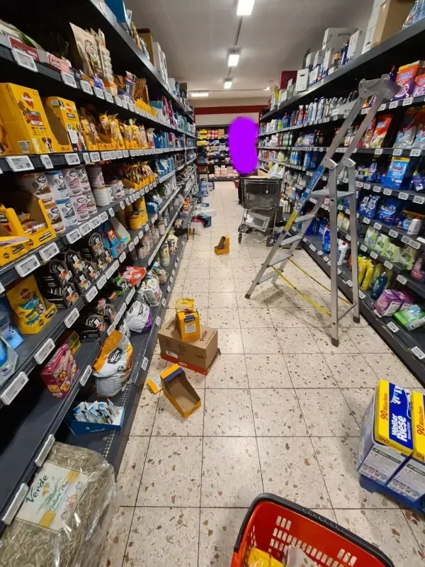 Voller Gang im REWE Duisburg mit leeren Kartons und Ware auf dem Boden