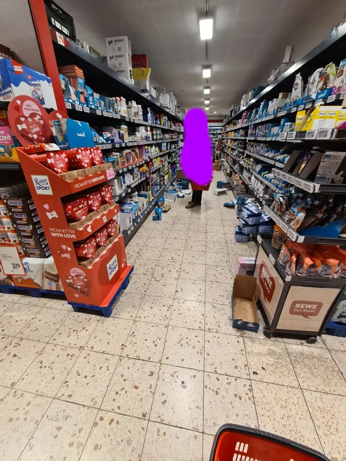 Rewe Duisburg: Kartons liegen im Verkaufsraum auf dem Boden.