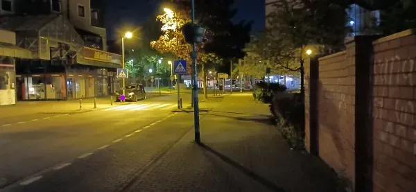 Beleuchtete Straße mit Zebrastreifen in Duisburg-Hamborn bei Nacht.