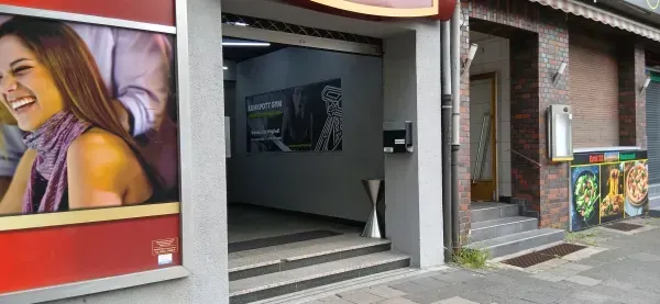 Eingangsbereich des Ruhrpott Gym in Duisburg-Walsum mit Treppenaufgang