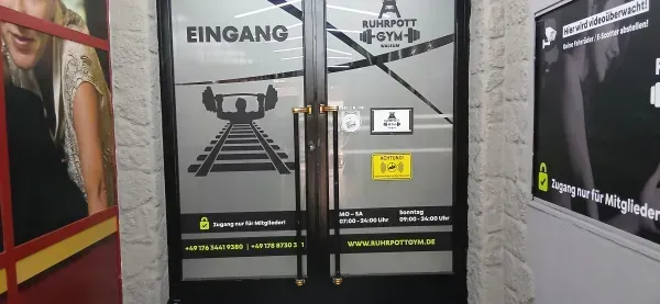 Mitgliedereingang des Ruhrpott Gym mit Zugangstür