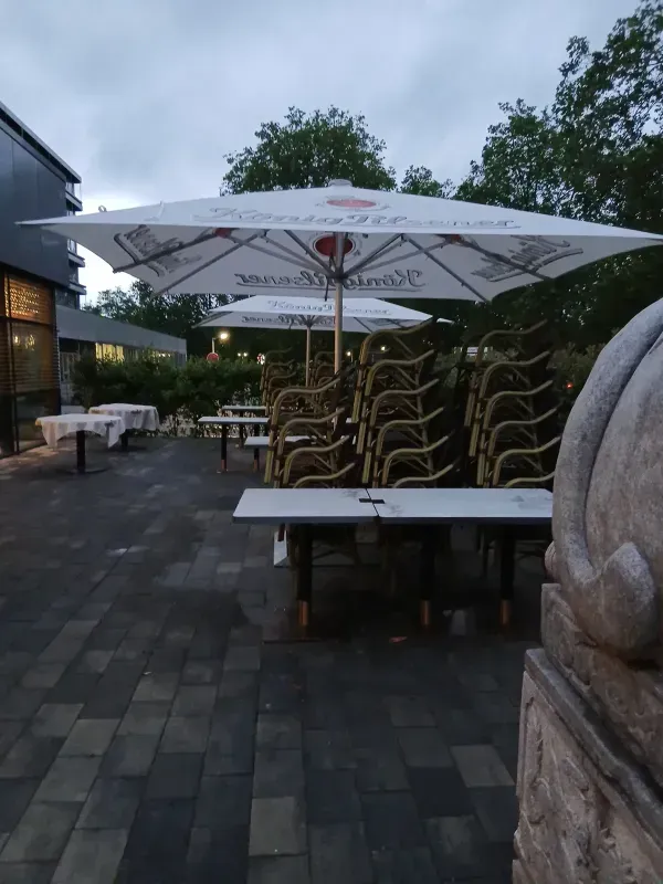 Außenterrasse des Ruhrstern Restaurants an der Duisburger Straße in Duisburg-Hamborn.