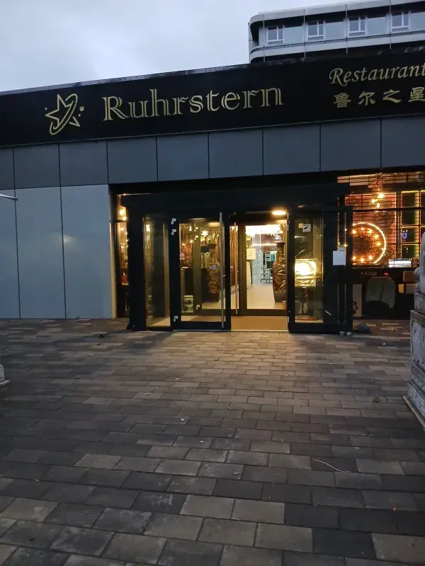 Eingangsbereich des Ruhrstern Restaurants an der Duisburger Straße in Duisburg-Hamborn.