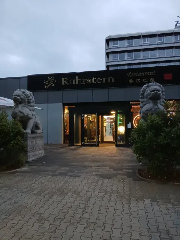 Außenansicht des Ruhrstern Restaurants an der Duisburger Straße in Duisburg-Hamborn.