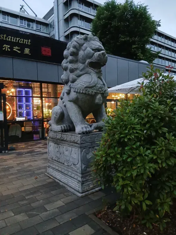 Steinlöwe vor dem Ruhrstern Restaurant an der Duisburger Straße in Duisburg-Hamborn.