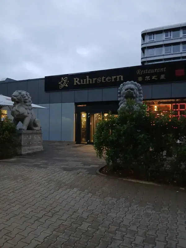 Außenansicht des Ruhrstern Restaurants an der Duisburger Straße in Duisburg-Hamborn.