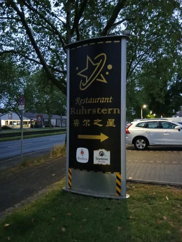 Hinweisschild des Ruhrstern Restaurants an der Duisburger Straße in Duisburg-Hamborn.