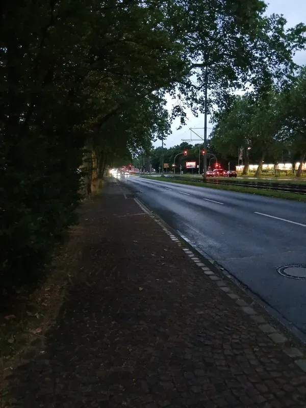 Fußweg an der Duisburger Straße zum Ruhrstern Restaurant in Duisburg-Hamborn.