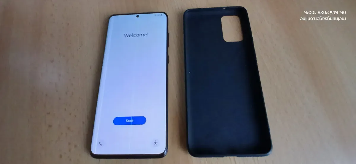 Samsung Galaxy Plus S20 mit Schutzhülle Schwarz Display an.