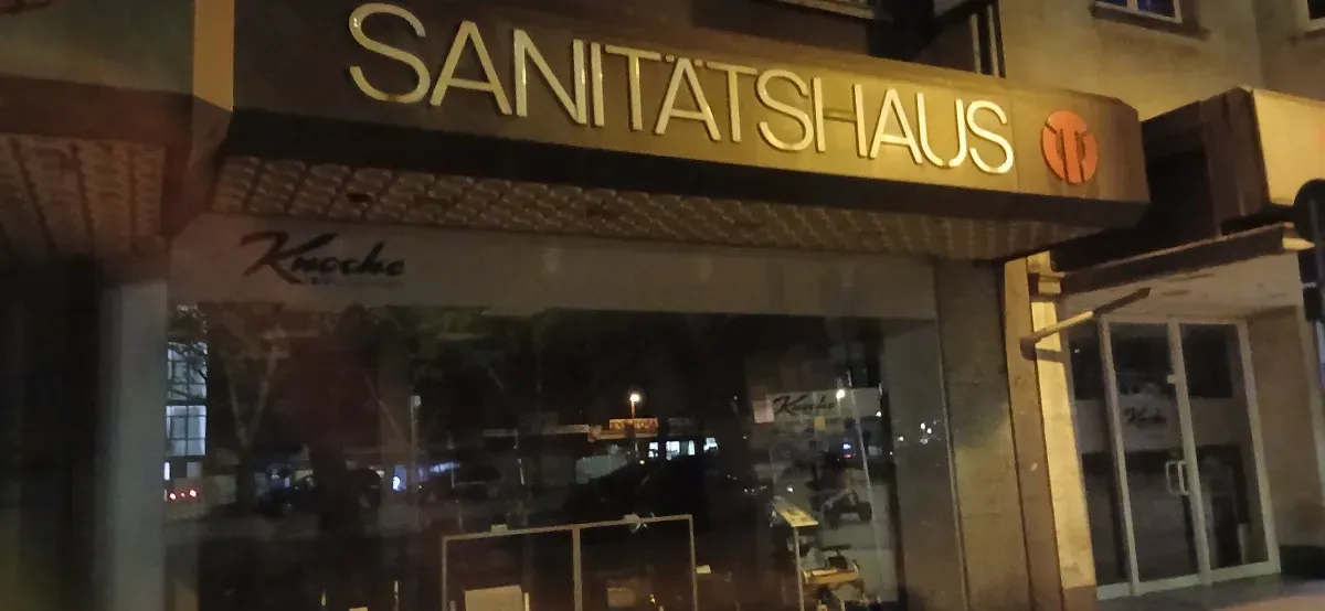 Sanitätshaus Kroche am Hamborner Marktplatz bei Nacht.