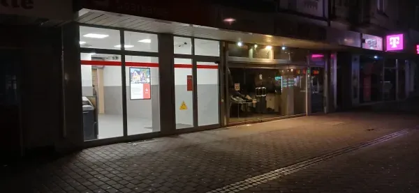SB-Filiale der Sparkasse am Hamborner Marktplatz bei Nacht.