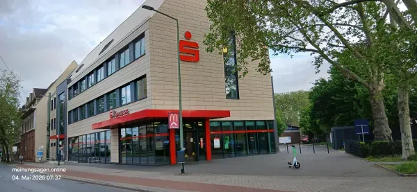 Sparkasse Filiale in Duisburg-Hamborn an der Duisburger Straße bei Tageslicht
