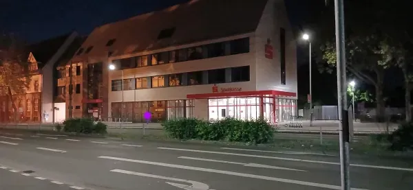 Gebäude der Sparkasse Duisburg in Hamborn bei Nacht.