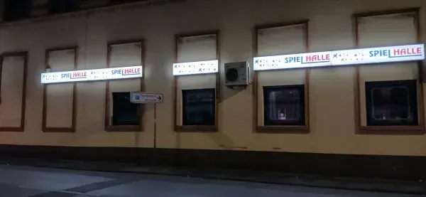 Beleuchtete Spielhalle in Duisburg-Hamborn bei Nacht.