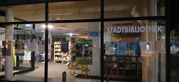 Eingang der Stadtbibliothek Duisburg-Hamborn bei Nacht.