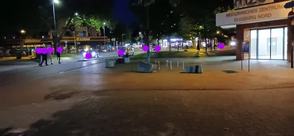 Straßenansicht am Medizinischen Zentrum Duisburg Nord bei Nacht.