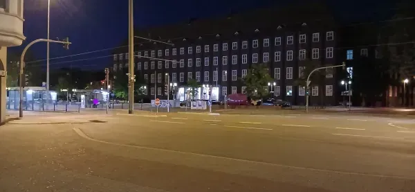 Amtsgericht Duisburg-Hamborn bei Nacht.