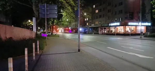 Straßenansicht mit Istanbul Cigkoefte in Duisburg-Hamborn bei Nacht.n