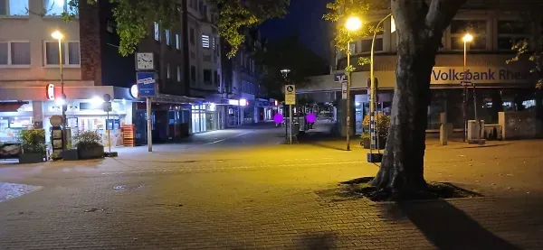 Straßenansicht am Hamborner Marktplatz mit Volksbank bei Nacht.