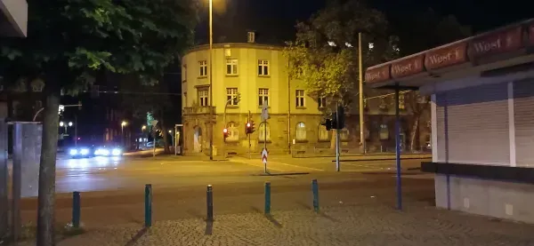 Nächtliche Straßenkreuzung mit dem Postbank-Gebäude in Duisburg-Hamborn.