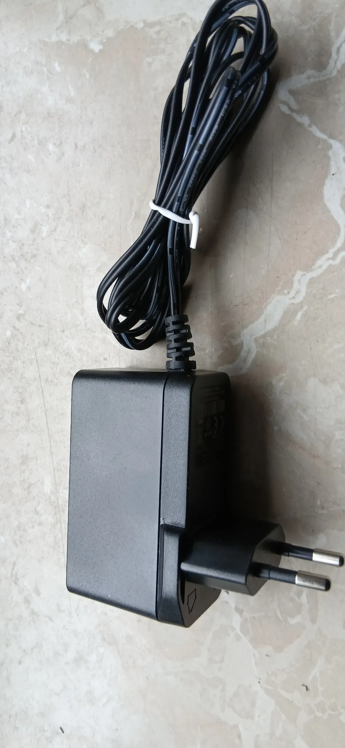Stromanschluss Kabel mit Netzteil für Receiver komplett auf Tisch