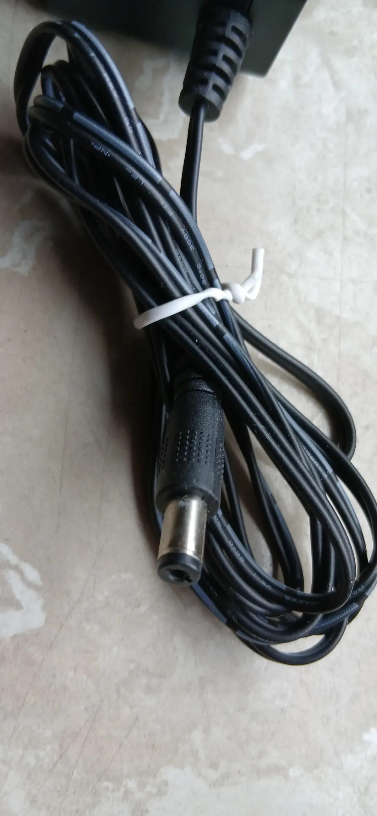 DC-Stecker Stromkabel für Receiver Nahaufnahme Kabel und Anschluss