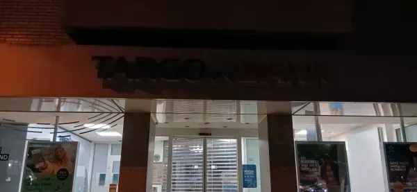 Targobank Filiale am Hamborner Marktplatz bei Nacht.